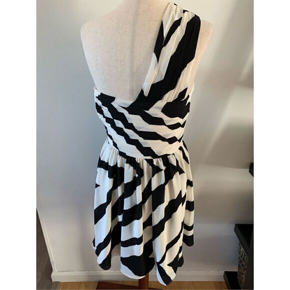 Express dress size 4 one shoulder black and white - Picture 3 of 4